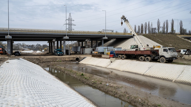 Lucrările de reabilitare a podului pe râul Bâc, cu un progres de execuție de peste 70% (FOTO)