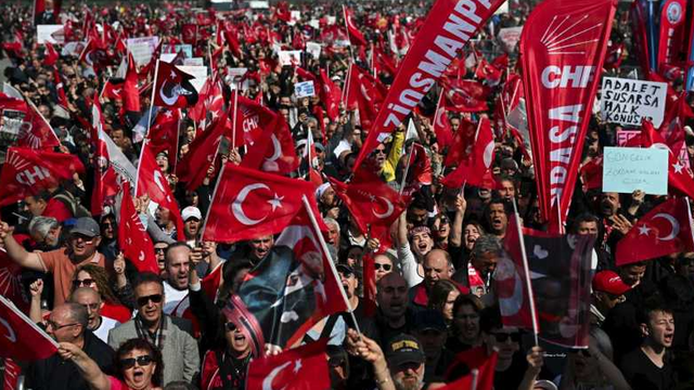 Turcia: Zeci de mii de oameni s-au strâns la Istanbul pentru a protesta împotriva încarcerării primarului Ekrem Imamoglu Turcia: Zeci de mii de oameni s-au strâns la Istanbul pentru a protesta împotriva încarcerării primarului Ekrem Imamoglu