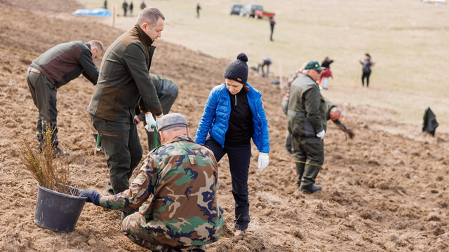 Maia Sandu a sădit puieți la Negureni, Telenești. „Cu pași mici, dar siguri, creștem o Moldovă mai curată și mai verde” (FOTO) Maia Sandu a sădit puieți la Negureni, Telenești. „Cu pași mici, dar siguri, creștem o Moldovă mai curată și mai verde” (FOTO)