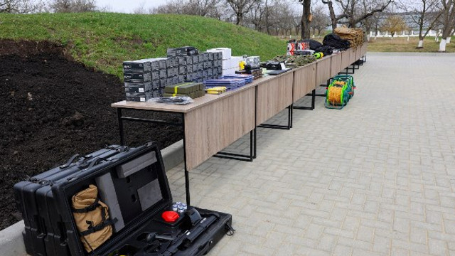 Veste antiglonț, detectoare de mine și alte utilaje militare, donate de SUA Armatei Naționale a R. Moldova (FOTO) Veste antiglonț, detectoare de mine și alte utilaje militare, donate de SUA Armatei Naționale a R. Moldova (FOTO)