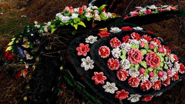50 de organizații de mediu au depus o petiție pentru eliminarea coroanelor funerare nereciclabile