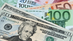 Euro și dolarul se ieftinesc ușor la început de săptămână 