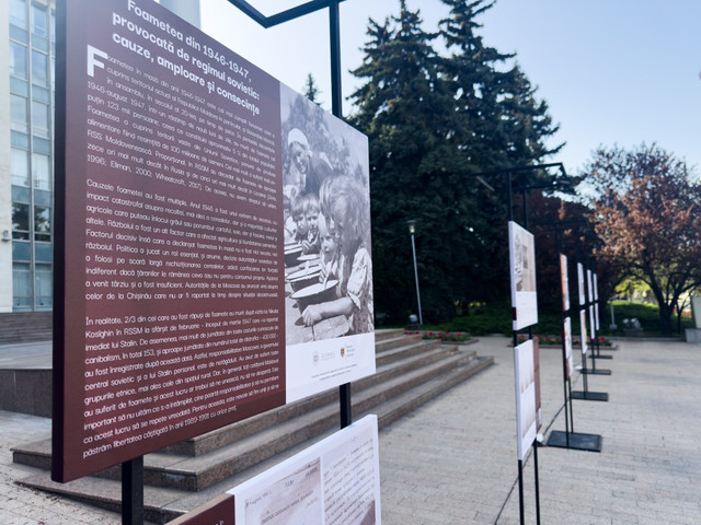 FOTO | O expoziție de comemorare a victimelor foametei din 1946–1947 poate fi văzută în fața sediului Guvernului