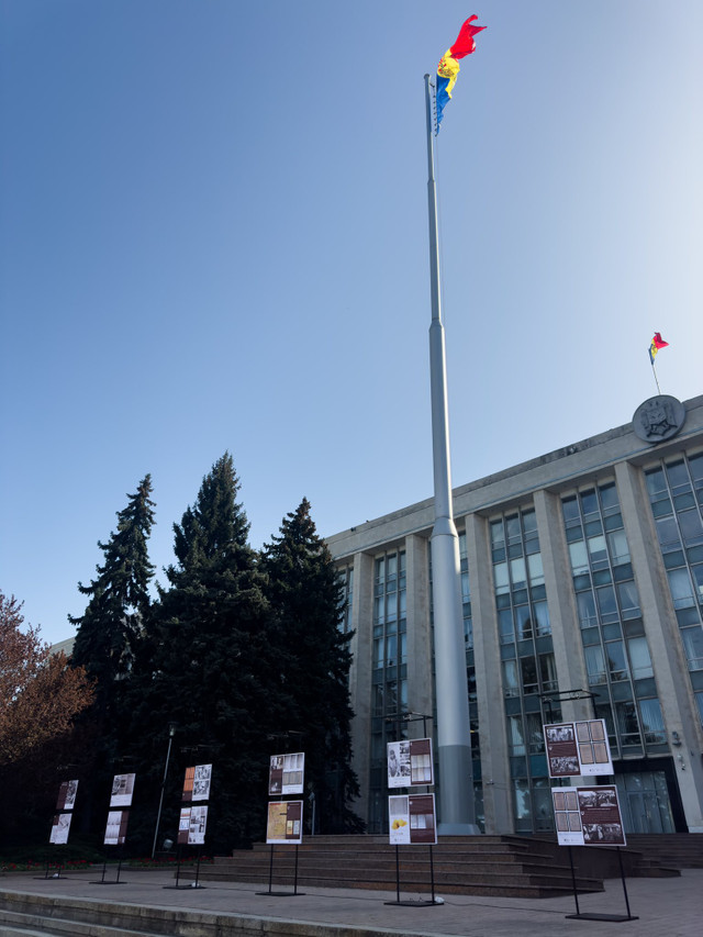 FOTO | O expoziție de comemorare a victimelor foametei din 1946–1947 poate fi văzută în fața sediului Guvernului