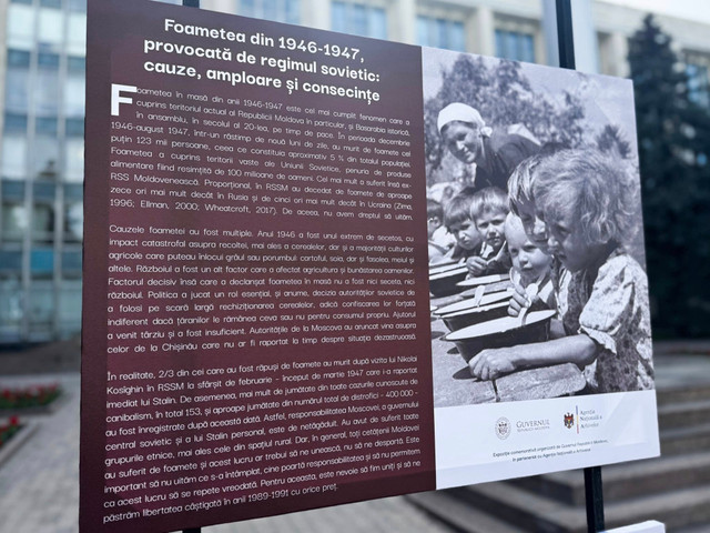 FOTO | O expoziție de comemorare a victimelor foametei din 1946–1947 poate fi văzută în fața sediului Guvernului