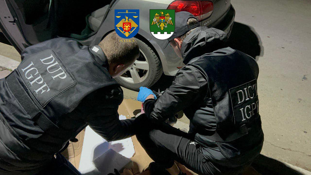 VIDEO | Captură de droguri în valoare de un milion de lei, depistate într-un autobuz de pe ruta Odesa-Chișinău VIDEO | Captură de droguri în valoare de un milion de lei, depistate într-un autobuz de pe ruta Odesa-Chișinău