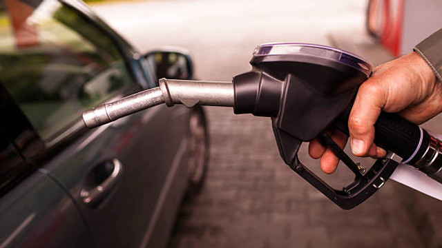 Benzina va fi mai scumpă mâine, 2 aprilie. Ce preț va avea motorina