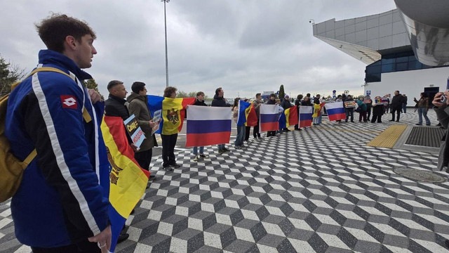 FOTO, VIDEO | Diplomații ruși declarați „persona non-grata” au părăsit Republica Moldova FOTO, VIDEO | Diplomații ruși declarați „persona non-grata” au părăsit Republica Moldova