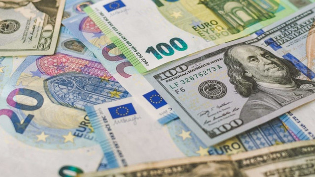 Euro se ieftinește ușor, iar dolarul își menține valoarea