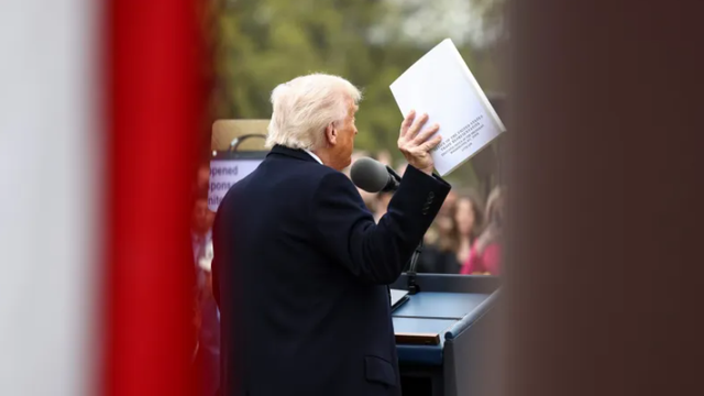 Trump, primul mesaj după ce a declanșat războiul comercial mondial: „Operația s-a încheiat, pacientul a trăit”. Wall Street și dolarul american se prăbușesc
Trump, primul mesaj după ce a declanșat războiul comercial mondial: „Operația s-a încheiat, pacientul a trăit”. Wall Street și dolarul american se prăbușesc