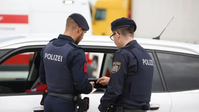 Austria va închide 21 de puncte de trecere a frontierei cu Ungaria pentru a preveni răspândirea febrei aftoase Austria va închide 21 de puncte de trecere a frontierei cu Ungaria pentru a preveni răspândirea febrei aftoase