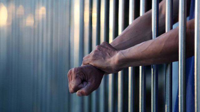 Parlamentul a votat: Persoanele condamnate la detenție pe viață nu vor putea beneficia concomitent de comutarea pedepsei pe amnistie și de liberarea condiționată Parlamentul a votat: Persoanele condamnate la detenție pe viață nu vor putea beneficia concomitent de comutarea pedepsei pe amnistie și de liberarea condiționată
