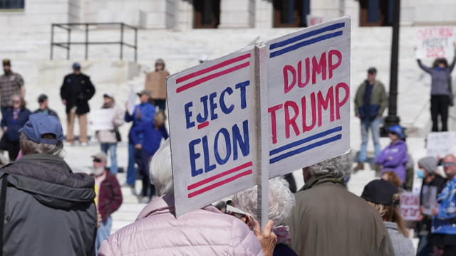 Circa 1.200 de demonstrații de protest împotriva lui Trump și Musk sunt planificate sâmbătă în Statele Unite, dar și în alte țări Circa 1.200 de demonstrații de protest împotriva lui Trump și Musk sunt planificate sâmbătă în Statele Unite, dar și în alte țări