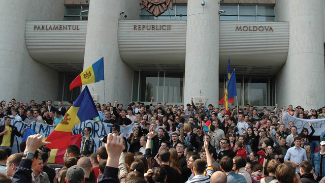 Parlamentul găzduiește o expoziție de fotografii ce reflectă evenimentele din 7 aprilie 2009