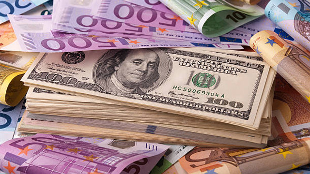 Euro și dolarul se scumpesc la început de săptămână