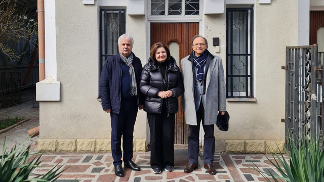 Scriitorii Arcadie Suceveanu și Nicolae Spătaru vor participa, cu sprijinul ICR „Mihai Eminescu” la Chișinău, la Festivalul de Carte de la Paris Scriitorii Arcadie Suceveanu și Nicolae Spătaru vor participa, cu sprijinul ICR „Mihai Eminescu” la Chișinău, la Festivalul de Carte de la Paris