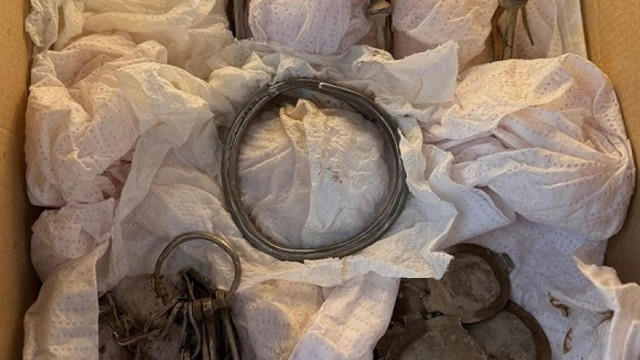 FOTO | Un tezaur dacic din argint a fost găsit cu detectorul de metale în județul Mureș din România. E prima dovadă a existenței unei locuiri dacice în zonă