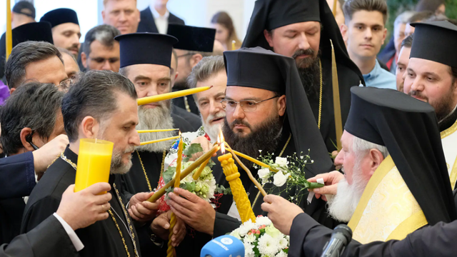 Un delegat al Mitropoliei din Iași va aduce Sfânta Lumină la Chișinău, unde va fi oferită parohiilor din cadrul Mitropoliei Basarabiei Un delegat al Mitropoliei din Iași va aduce Sfânta Lumină la Chișinău, unde va fi oferită parohiilor din cadrul Mitropoliei Basarabiei