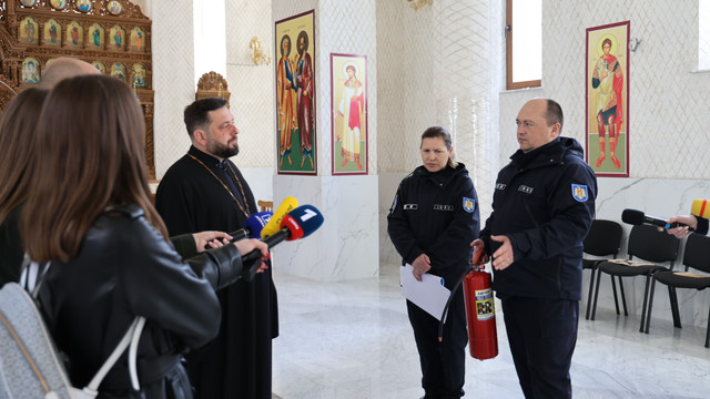 Lăcașele de cult, verificate înainte de Paști. Angajații IGSU îi instruiesc pe clerici și pe enoriași cu privire la măsurile de prevenire a incendiilor Lăcașele de cult, verificate înainte de Paști. Angajații IGSU îi instruiesc pe clerici și pe enoriași cu privire la măsurile de prevenire a incendiilor