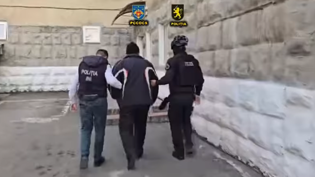 VIDEO | Percheziții în UTA Găgăuzia într-un dosar de corupere electorală. Un bărbat a fost reținut VIDEO | Percheziții în UTA Găgăuzia într-un dosar de corupere electorală. Un bărbat a fost reținut