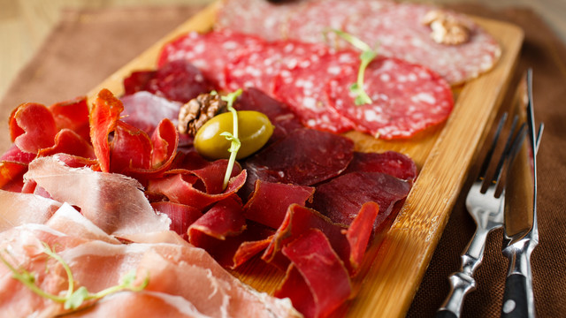 Producătorii și vânzătorii de mezeluri, în vizorul Serviciului Fiscal de Stat  Producătorii și vânzătorii de mezeluri, în vizorul Serviciului Fiscal de Stat