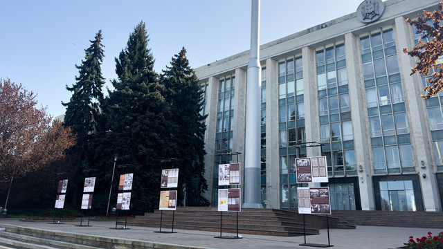 FOTO | O expoziție de comemorare a victimelor foametei din 1946–1947 poate fi văzută în fața sediului Guvernului
