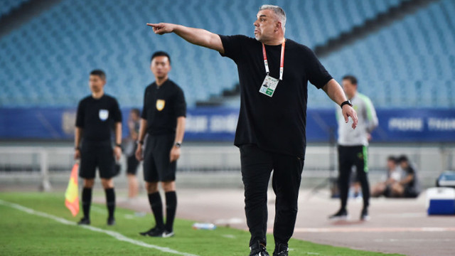 Un tehnician român este noul selecționer al naționalei de fotbal a Emiratelor Arabe Unite Un tehnician român este noul selecționer al naționalei de fotbal a Emiratelor Arabe Unite