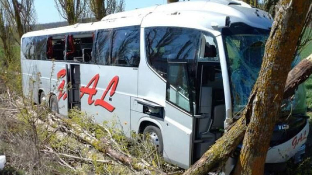 Un autocar de pe ruta Chișinău–Kiev a fost implicat într-un accident rutier în Ucraina. Un pasager a murit, iar patru au fost răniți. Reacția MAE Un autocar de pe ruta Chișinău–Kiev a fost implicat într-un accident rutier în Ucraina. Un pasager a murit, iar patru au fost răniți. Reacția MAE