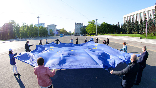 Cetățenii UE vor putea trăi și lucra în R. Moldova fără restricții. Ce alte prevederi are proiectul de lege aflat în dezbatere publică