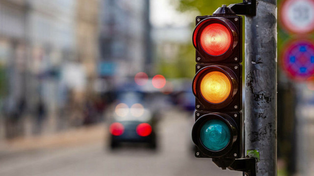 Atenție, șoferi! Pe bulevardul Dacia din Chișinău a fost pus în funcțiune un nou semafor  Atenție, șoferi! Pe bulevardul Dacia din Chișinău a fost pus în funcțiune un nou semafor