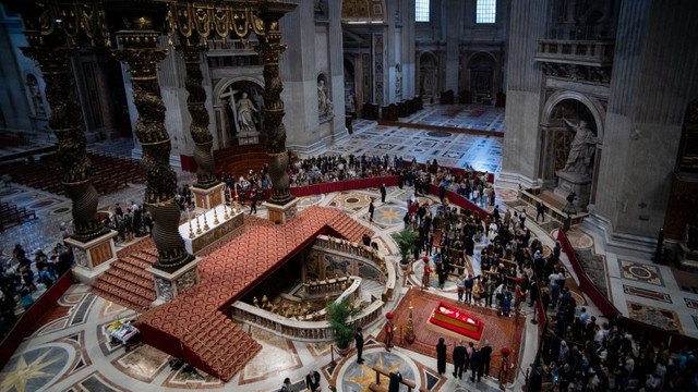 VIDEO | Circa 128.000 de persoane au intrat până vineri dimineață în Bazilica Sfântul Petru din Roma pentru un ultim omagiu la sicriul cu trupul neînsuflețit al Papei Francisc VIDEO | Circa 128.000 de persoane au intrat până vineri dimineață în Bazilica Sfântul Petru din Roma pentru un ultim omagiu la sicriul cu trupul neînsuflețit al Papei Francisc