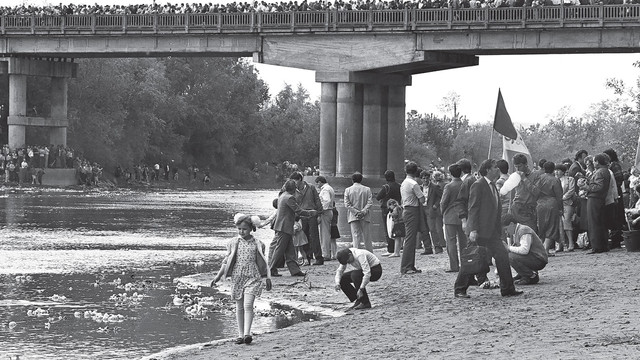 Expoziția „Poduri de Memorie – 35 de ani de la Podul de Flori” va debuta la Ungheni, odată cu demararea lucrărilor de construcție a podului peste Prut, și va continua la Iași, apoi la București