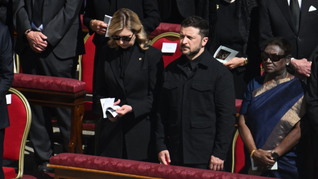 VIDEO | Momentul în care Volodimir Zelenski e aplaudat de mulțime, la sosirea în Piața Sfântul Petru pentru funeraliile papei Francisc
