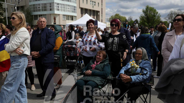 Galerie FOTO | Festivalul Podul de Flori. Sute de oameni iau parte la evenimentul din Ungheni Galerie FOTO | Festivalul Podul de Flori. Sute de oameni iau parte la evenimentul din Ungheni