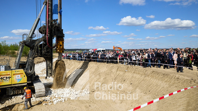 Galerie FOTO de la primele lucrări la podul de autostradă de peste Prut. Au fost prezente sute de persoane și oficiali din România și R. Moldova Galerie FOTO de la primele lucrări la podul de autostradă de peste Prut. Au fost prezente sute de persoane și oficiali din România și R. Moldova