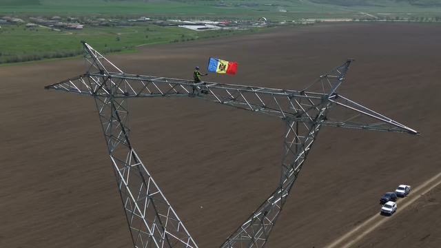 VIDEO | Un tricolor a fost arborat în vârful unui pilon instalat pe „Linia independenței energetice a țării - Vulcănești - Chișinău” VIDEO | Un tricolor a fost arborat în vârful unui pilon instalat pe „Linia independenței energetice a țării - Vulcănești - Chișinău”
