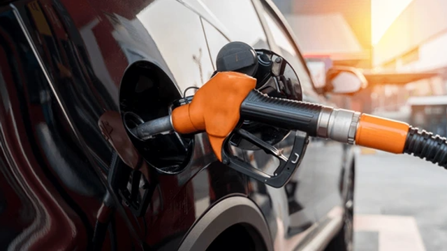 Carburanții auto se scumpesc ușor. Noile prețuri anunțate de ANRE pentru mâine, 1 mai