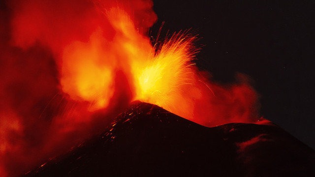 Vulcanul Etna a erupt noaptea trecută
 Vulcanul Etna a erupt noaptea trecută