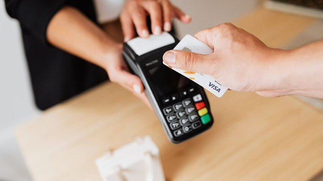 Locuitorii din satele unde nu există bancomate vor putea retrage bani de pe card direct de la magazine