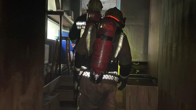 FOTO | Incendiu la un local de tip fast-food din Chișinău. 30 de persoane au fost evacuate
