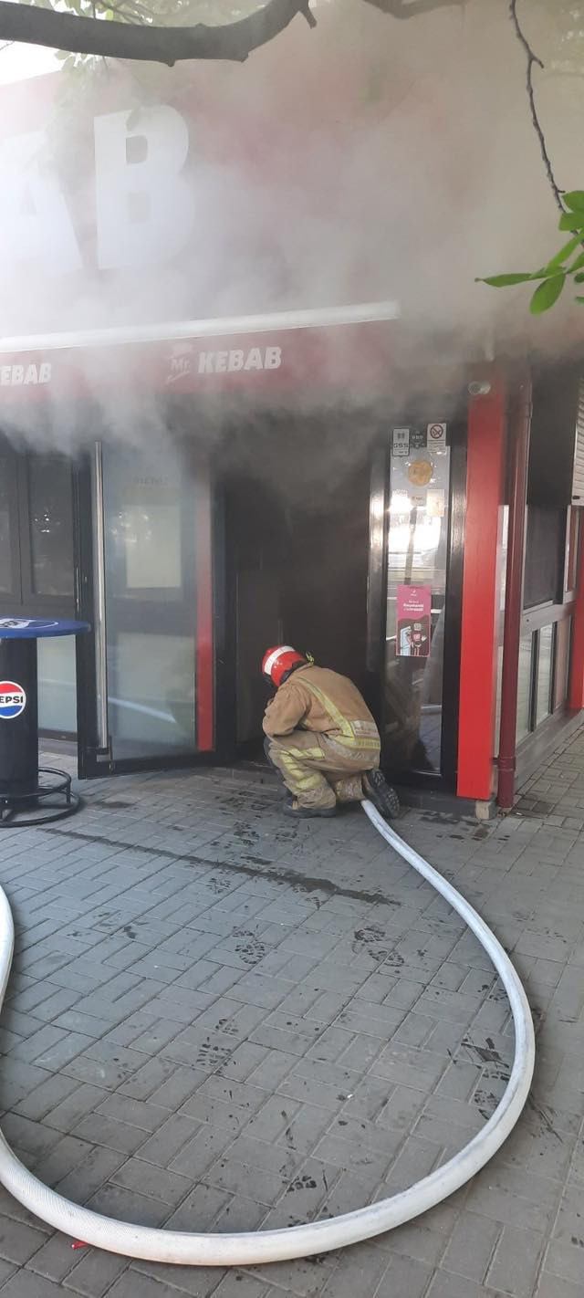 FOTO | Incendiu la un local de tip fast-food din Chișinău. 30 de persoane au fost evacuate