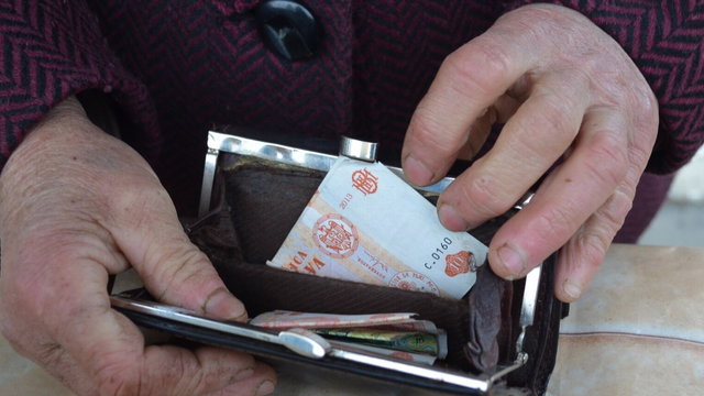 De astăzi, 1 mai, persoanele cu un stagiu de cotizare de cel puțin 40 de ani vor primi o pensie minimă de 3.300 de lei
 De astăzi, 1 mai, persoanele cu un stagiu de cotizare de cel puțin 40 de ani vor primi o pensie minimă de 3.300 de lei