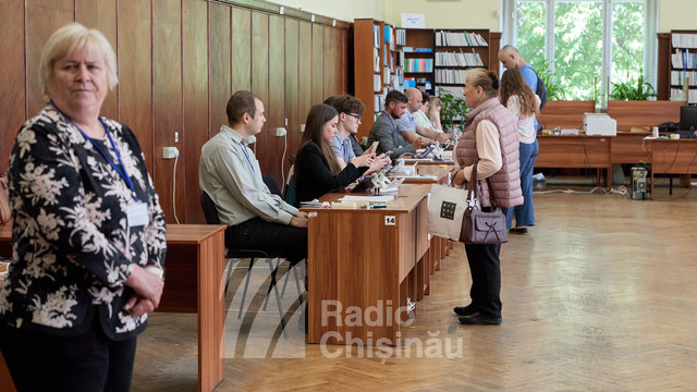 A doua zi de vot în Diaspora pentru alegerile prezidențiale din România | UPDATE: Secțiile de votare s-au închis la ora 21:00. Peste 33 de mii de cetățeni români au votat în Republica Moldova A doua zi de vot în Diaspora pentru alegerile prezidențiale din România | UPDATE: Secțiile de votare s-au închis la ora 21:00. Peste 33 de mii de cetățeni români au votat în Republica Moldova