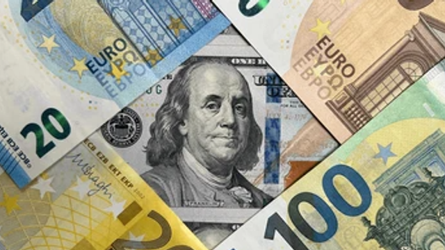 Euro scade, iar dolarul crește, la început de săptămână