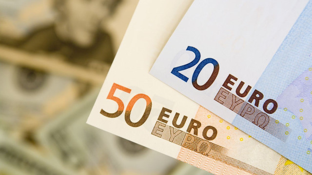 Leul se apreciază față de euro și de dolar
