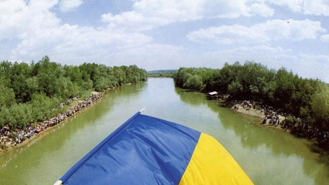 Se împlinesc 35 de ani de la primul „Pod de Flori” – momentul în care nu au mai existat frontiere între România și Republica Moldova