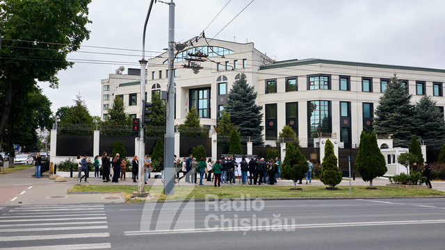 „Scriem în numele celor care nu mai pot”. Protest al jurnaliștilor din R. Moldova în fața Ambasadei Rusiei (FOTO) „Scriem în numele celor care nu mai pot”. Protest al jurnaliștilor din R. Moldova în fața Ambasadei Rusiei (FOTO)