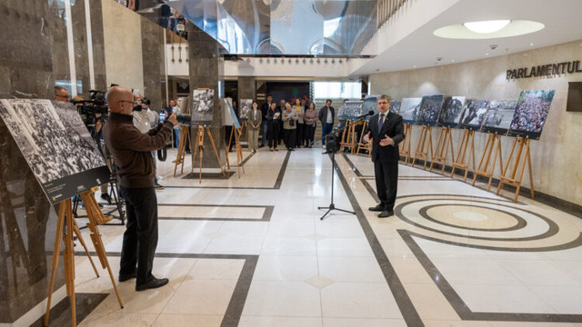 Reconstituire simbolică a primul Pod de Flori, printr-o expoziție găzduită de Parlamentul Republicii Moldova Reconstituire simbolică a primul Pod de Flori, printr-o expoziție găzduită de Parlamentul Republicii Moldova