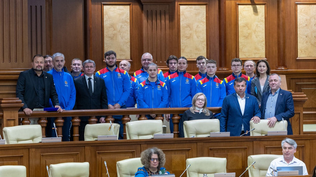 Sportivii care au obținut medalii la Campionatul mondial de haltere, felicitați în Parlament. Igor Grosu: „Vă mulțumim pentru muncă, dedicație și că duceți faima țării” Sportivii care au obținut medalii la Campionatul mondial de haltere, felicitați în Parlament. Igor Grosu: „Vă mulțumim pentru muncă, dedicație și că duceți faima țării”