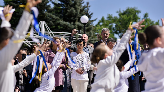 Comisara europeană Marta Kos a participat la inaugurarea „Insulei de vis” de la Edineț - „un simbol al angajamentului UE față de comunități și de oameni” (FOTO) Comisara europeană Marta Kos a participat la inaugurarea „Insulei de vis” de la Edineț - „un simbol al angajamentului UE față de comunități și de oameni” (FOTO)